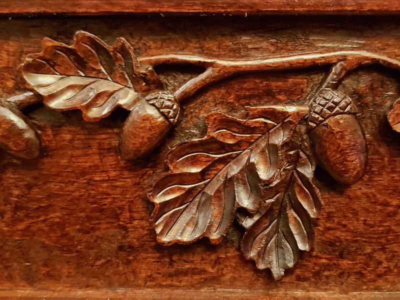 Photo of oak leaf and acorn carving close up